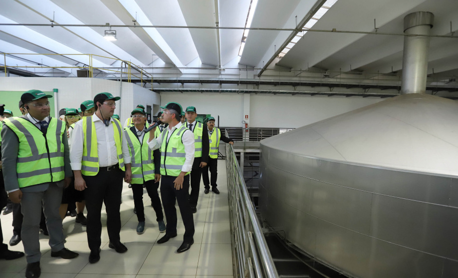 O Grupo Heineken confirmou novos investimentos no Paraná. Em cerimônia com o governador Carlos Massa Ratinho Junior, nesta quarta-feira (11), na sede da indústria, em Ponta Grossa, a cervejaria anunciou que vai destinar R$ 865 milhões até 2021 para a ampliação da produção da planta, concentrada em rótulos como Heineken e Amstel. Serão 600 novos empregos entre diretos e indiretos. O empreendimento tem o apoio do Governo do Estado por meio do Programa Paraná Competitivo.