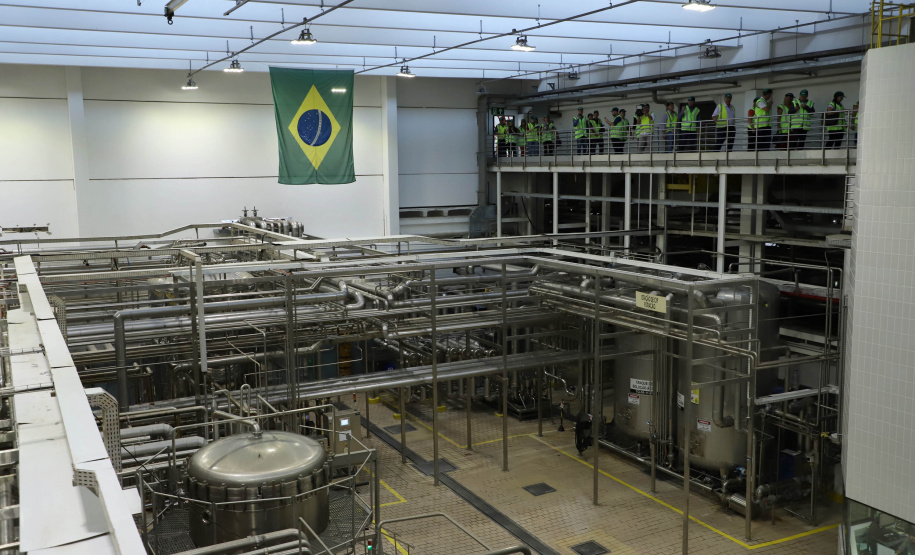 O Grupo Heineken confirmou novos investimentos no Paraná. Em cerimônia com o governador Carlos Massa Ratinho Junior, nesta quarta-feira (11), na sede da indústria, em Ponta Grossa, a cervejaria anunciou que vai destinar R$ 865 milhões até 2021 para a ampliação da produção da planta, concentrada em rótulos como Heineken e Amstel. Serão 600 novos empregos entre diretos e indiretos. O empreendimento tem o apoio do Governo do Estado por meio do Programa Paraná Competitivo.