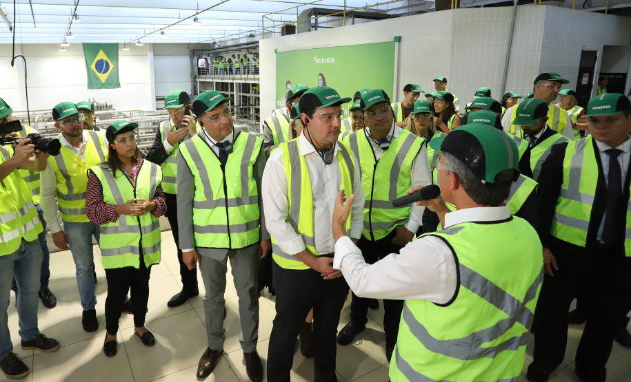 O Grupo Heineken confirmou novos investimentos no Paraná. Em cerimônia com o governador Carlos Massa Ratinho Junior, nesta quarta-feira (11), na sede da indústria, em Ponta Grossa, a cervejaria anunciou que vai destinar R$ 865 milhões até 2021 para a ampliação da produção da planta, concentrada em rótulos como Heineken e Amstel. Serão 600 novos empregos entre diretos e indiretos. O empreendimento tem o apoio do Governo do Estado por meio do Programa Paraná Competitivo.