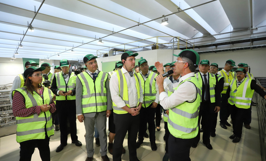 O Grupo Heineken confirmou novos investimentos no Paraná. Em cerimônia com o governador Carlos Massa Ratinho Junior, nesta quarta-feira (11), na sede da indústria, em Ponta Grossa, a cervejaria anunciou que vai destinar R$ 865 milhões até 2021 para a ampliação da produção da planta, concentrada em rótulos como Heineken e Amstel. Serão 600 novos empregos entre diretos e indiretos. O empreendimento tem o apoio do Governo do Estado por meio do Programa Paraná Competitivo.