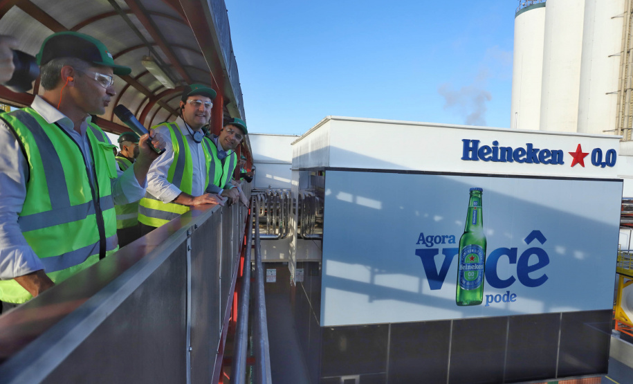 O Grupo Heineken confirmou novos investimentos no Paraná. Em cerimônia com o governador Carlos Massa Ratinho Junior, nesta quarta-feira (11), na sede da indústria, em Ponta Grossa, a cervejaria anunciou que vai destinar R$ 865 milhões até 2021 para a ampliação da produção da planta, concentrada em rótulos como Heineken e Amstel. Serão 600 novos empregos entre diretos e indiretos. O empreendimento tem o apoio do Governo do Estado por meio do Programa Paraná Competitivo.