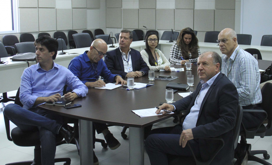 Uma videoconferência realizada em Curitiba nesta quarta-feira (11) deu continuidade às discussões para o desenvolvimento urbano sustentável em uma Nova Agenda Urbana (NAU), que pretende tornar as cidades e os assentamentos urbanos inclusivos, seguros, resilientes e sustentáveis. Participaram os secretários de Estado do Desenvolvimento Urbano e de Obras Públicas, João Carlos Ortega, e do Planejamento, Valdemar Bernardo Jorge, representantes da ONU-Habitat e outras entidades envolvidas.