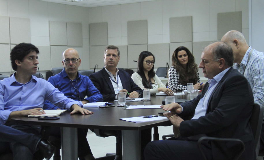 Uma videoconferência realizada em Curitiba nesta quarta-feira (11) deu continuidade às discussões para o desenvolvimento urbano sustentável em uma Nova Agenda Urbana (NAU), que pretende tornar as cidades e os assentamentos urbanos inclusivos, seguros, resilientes e sustentáveis. Participaram os secretários de Estado do Desenvolvimento Urbano e de Obras Públicas, João Carlos Ortega, e do Planejamento, Valdemar Bernardo Jorge, representantes da ONU-Habitat e outras entidades envolvidas.