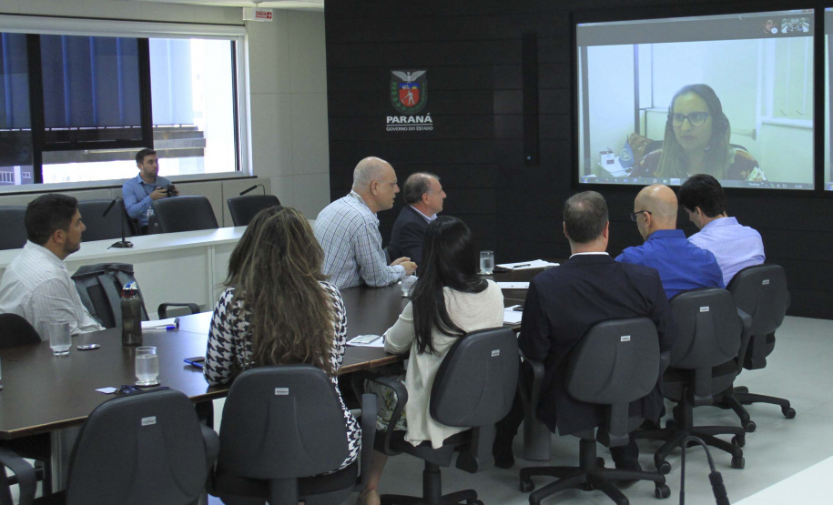 Uma videoconferência realizada em Curitiba nesta quarta-feira (11) deu continuidade às discussões para o desenvolvimento urbano sustentável em uma Nova Agenda Urbana (NAU), que pretende tornar as cidades e os assentamentos urbanos inclusivos, seguros, resilientes e sustentáveis. Participaram os secretários de Estado do Desenvolvimento Urbano e de Obras Públicas, João Carlos Ortega, e do Planejamento, Valdemar Bernardo Jorge, representantes da ONU-Habitat e outras entidades envolvidas.