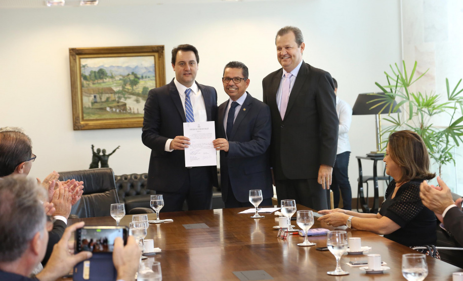 O governador Carlos Massa Ratinho Júnior assinou a autorização para nomeação de 263 professores para as universidades estaduais do Paraná. São profissionais de diversas áreas acadêmicas aprovados em concursos públicos realizados em anos anteriores e que ainda não haviam sido chamados. Curitiba,12/03/2020 Foto:Jaelson Lucas / AEN