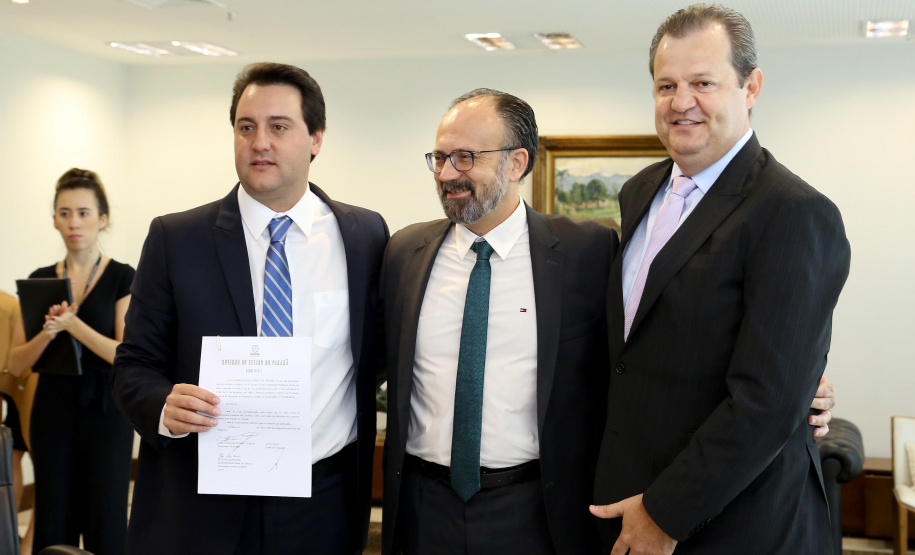 O governador Carlos Massa Ratinho Júnior assinou a autorização para nomeação de 263 professores para as universidades estaduais do Paraná. São profissionais de diversas áreas acadêmicas aprovados em concursos públicos realizados em anos anteriores e que ainda não haviam sido chamados. Curitiba,12/03/2020 Foto:Jaelson Lucas / AEN