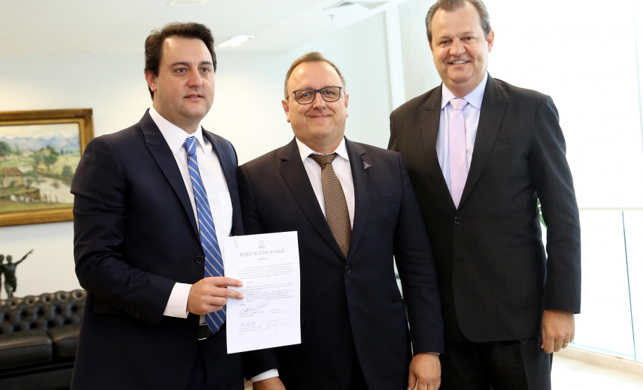 O governador Carlos Massa Ratinho Júnior assinou a autorização para nomeação de 263 professores para as universidades estaduais do Paraná. São profissionais de diversas áreas acadêmicas aprovados em concursos públicos realizados em anos anteriores e que ainda não haviam sido chamados. Curitiba,12/03/2020 Foto:Jaelson Lucas / AEN