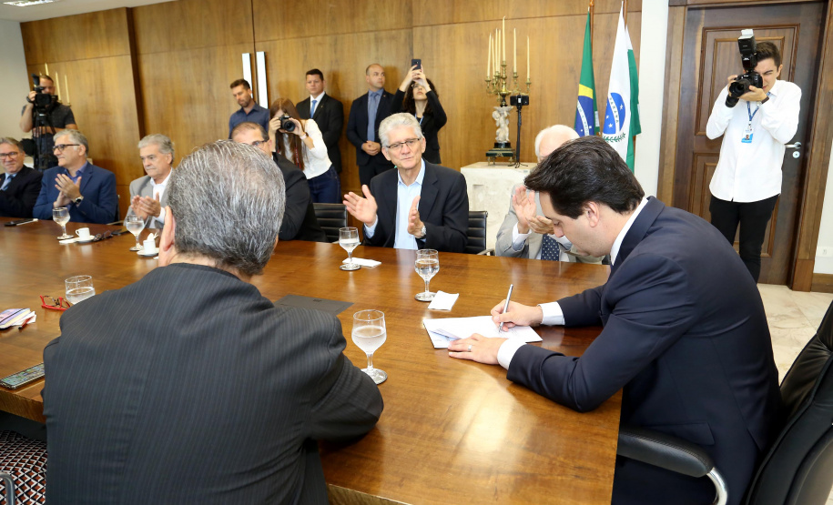 O governador Carlos Massa Ratinho Júnior assinou a autorização para nomeação de 263 professores para as universidades estaduais do Paraná. São profissionais de diversas áreas acadêmicas aprovados em concursos públicos realizados em anos anteriores e que ainda não haviam sido chamados. Curitiba,12/03/2020 Foto:Jaelson Lucas / AEN