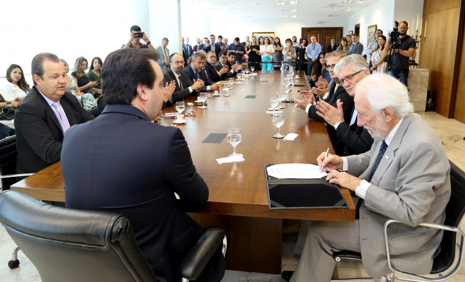 O governador Carlos Massa Ratinho Júnior assinou a autorização para nomeação de 263 professores para as universidades estaduais do Paraná. São profissionais de diversas áreas acadêmicas aprovados em concursos públicos realizados em anos anteriores e que ainda não haviam sido chamados. Curitiba,12/03/2020 Foto:Jaelson Lucas / AEN