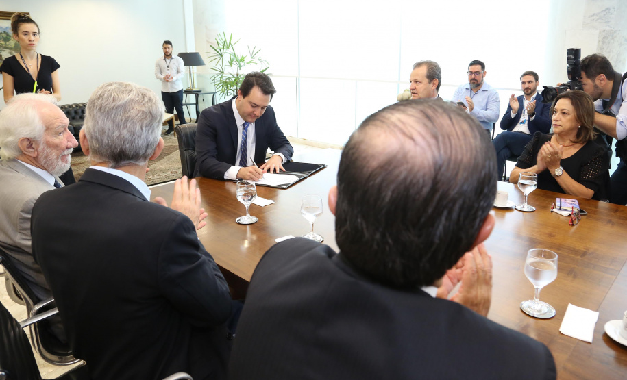 O governador Carlos Massa Ratinho Júnior assinou a autorização para nomeação de 263 professores para as universidades estaduais do Paraná. São profissionais de diversas áreas acadêmicas aprovados em concursos públicos realizados em anos anteriores e que ainda não haviam sido chamados. Curitiba,12/03/2020 Foto:Jaelson Lucas / AEN