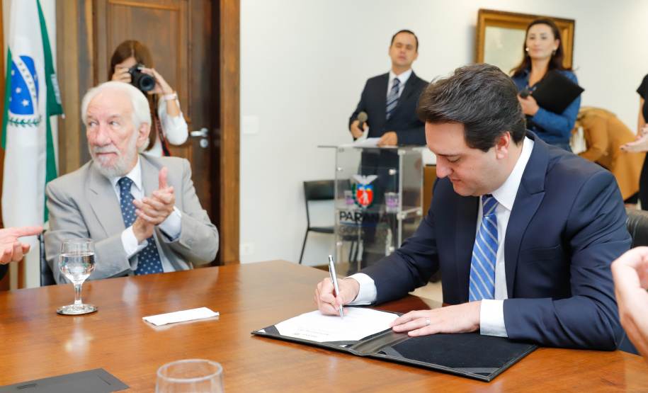 O governador Carlos Massa Ratinho Júnior assinou nesta quinta-feira (12) a autorização para nomeação de 263 professores para universidades estaduais do Paraná. São profissionais de diversas áreas acadêmicas aprovados em concursos públicos realizados em anos anteriores e que ainda não haviam sido chamados.