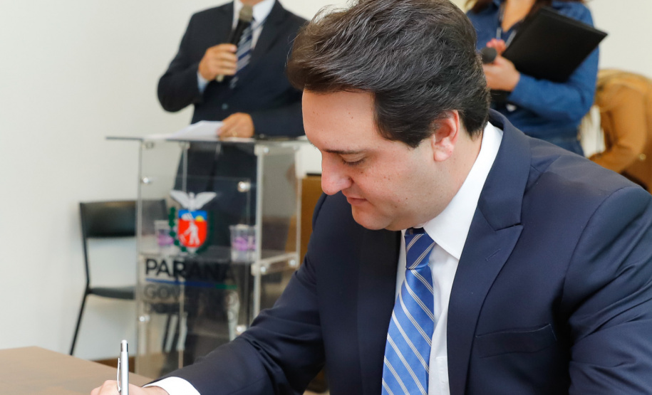 O governador Carlos Massa Ratinho Júnior assinou nesta quinta-feira (12) a autorização para nomeação de 263 professores para universidades estaduais do Paraná. São profissionais de diversas áreas acadêmicas aprovados em concursos públicos realizados em anos anteriores e que ainda não haviam sido chamados.