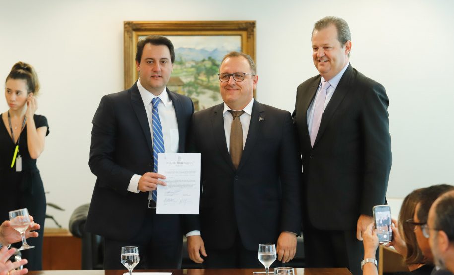 O governador Carlos Massa Ratinho Júnior assinou nesta quinta-feira (12) a autorização para nomeação de 263 professores para universidades estaduais do Paraná. São profissionais de diversas áreas acadêmicas aprovados em concursos públicos realizados em anos anteriores e que ainda não haviam sido chamados.