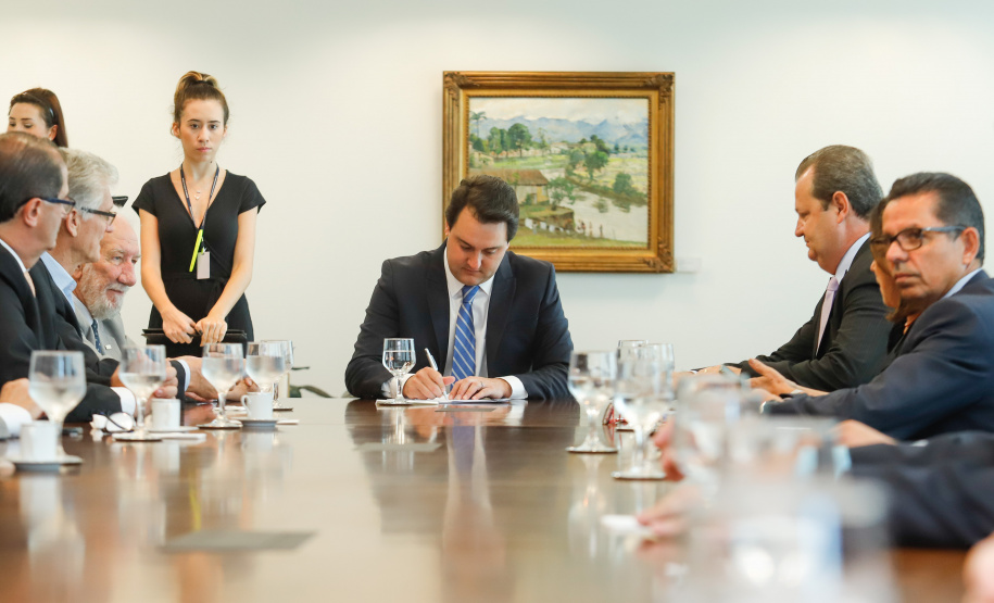 O governador Carlos Massa Ratinho Júnior assinou nesta quinta-feira (12) a autorização para nomeação de 263 professores para universidades estaduais do Paraná. São profissionais de diversas áreas acadêmicas aprovados em concursos públicos realizados em anos anteriores e que ainda não haviam sido chamados.