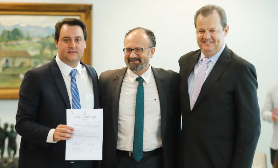 O governador Carlos Massa Ratinho Júnior assinou nesta quinta-feira (12) a autorização para nomeação de 263 professores para universidades estaduais do Paraná. São profissionais de diversas áreas acadêmicas aprovados em concursos públicos realizados em anos anteriores e que ainda não haviam sido chamados.