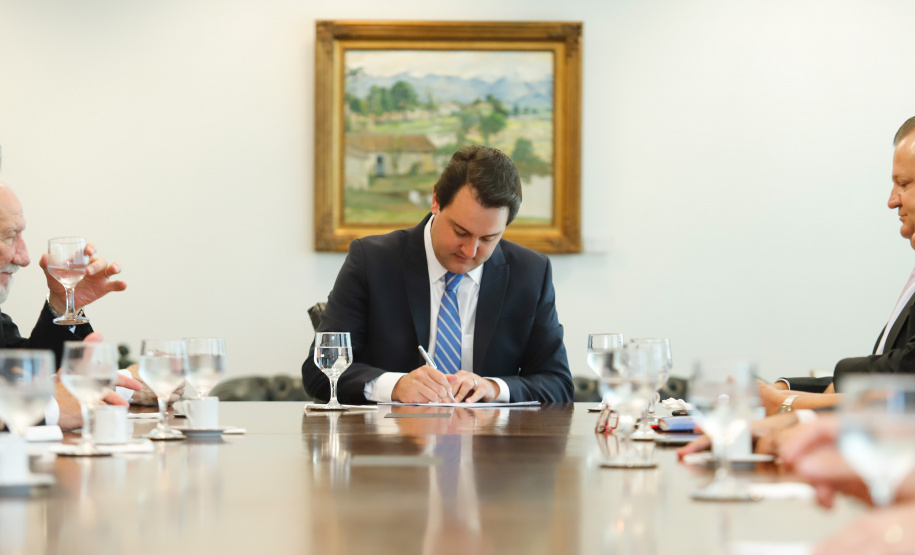 O governador Carlos Massa Ratinho Júnior assinou nesta quinta-feira (12) a autorização para nomeação de 263 professores para universidades estaduais do Paraná. São profissionais de diversas áreas acadêmicas aprovados em concursos públicos realizados em anos anteriores e que ainda não haviam sido chamados.