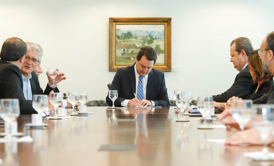 O governador Carlos Massa Ratinho Júnior assinou nesta quinta-feira (12) a autorização para nomeação de 263 professores para universidades estaduais do Paraná. São profissionais de diversas áreas acadêmicas aprovados em concursos públicos realizados em anos anteriores e que ainda não haviam sido chamados.