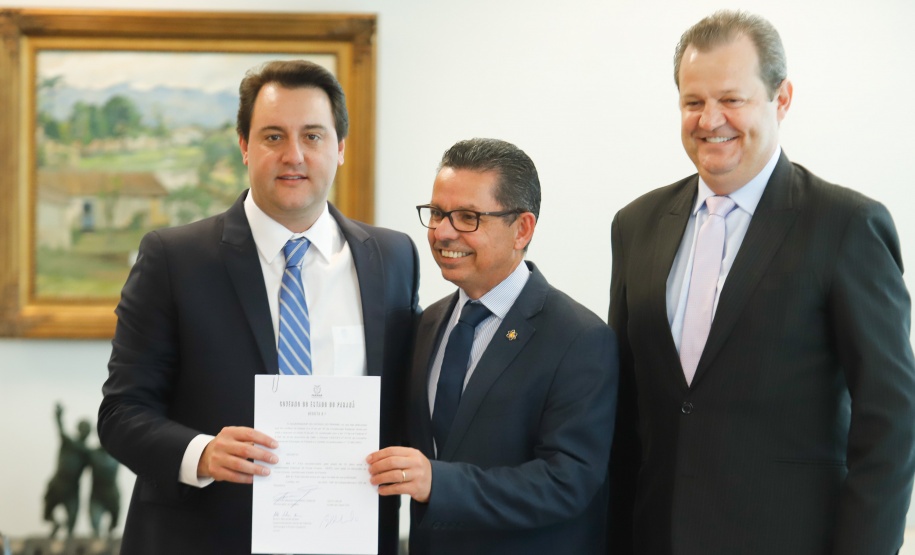 O governador Carlos Massa Ratinho Júnior assinou nesta quinta-feira (12) a autorização para nomeação de 263 professores para universidades estaduais do Paraná. São profissionais de diversas áreas acadêmicas aprovados em concursos públicos realizados em anos anteriores e que ainda não haviam sido chamados.