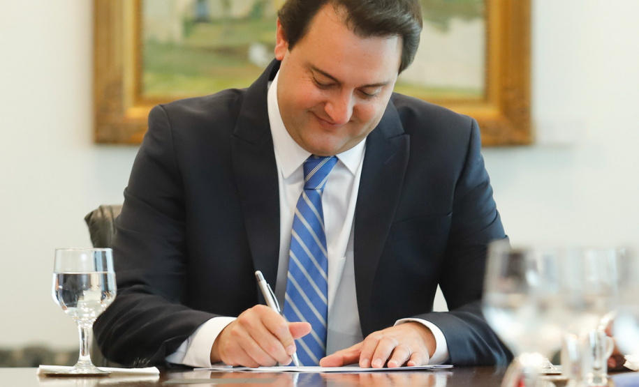 O governador Carlos Massa Ratinho Júnior assinou nesta quinta-feira (12) a autorização para nomeação de 263 professores para universidades estaduais do Paraná. São profissionais de diversas áreas acadêmicas aprovados em concursos públicos realizados em anos anteriores e que ainda não haviam sido chamados.