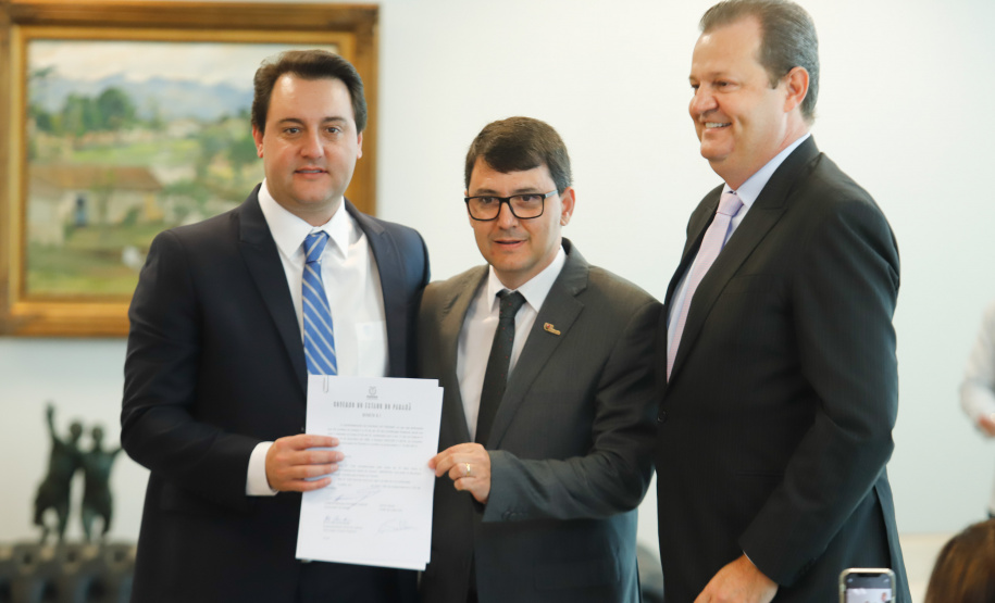 O governador Carlos Massa Ratinho Júnior assinou nesta quinta-feira (12) a autorização para nomeação de 263 professores para universidades estaduais do Paraná. São profissionais de diversas áreas acadêmicas aprovados em concursos públicos realizados em anos anteriores e que ainda não haviam sido chamados.