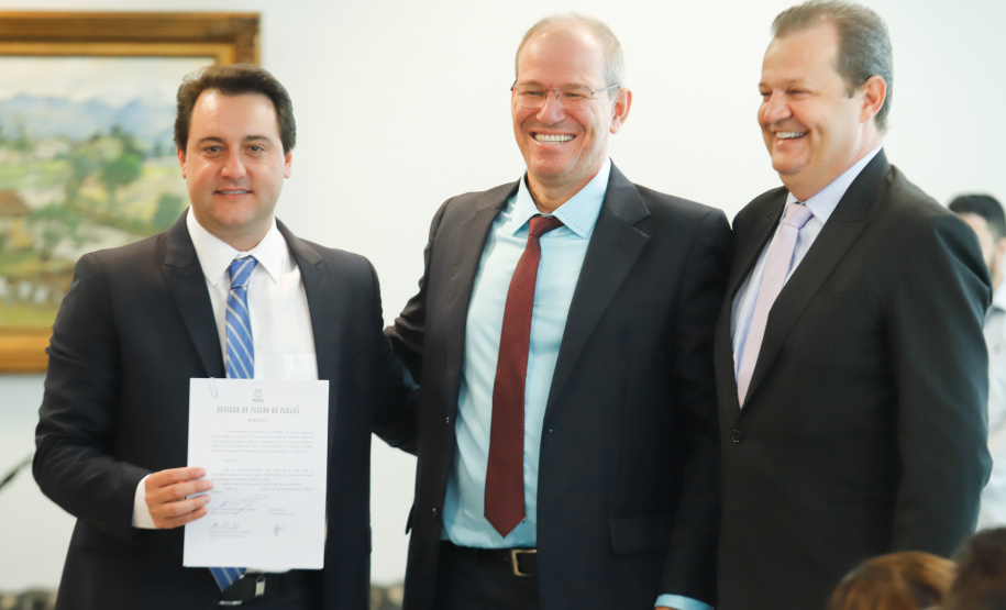 O governador Carlos Massa Ratinho Júnior assinou nesta quinta-feira (12) a autorização para nomeação de 263 professores para universidades estaduais do Paraná. São profissionais de diversas áreas acadêmicas aprovados em concursos públicos realizados em anos anteriores e que ainda não haviam sido chamados.