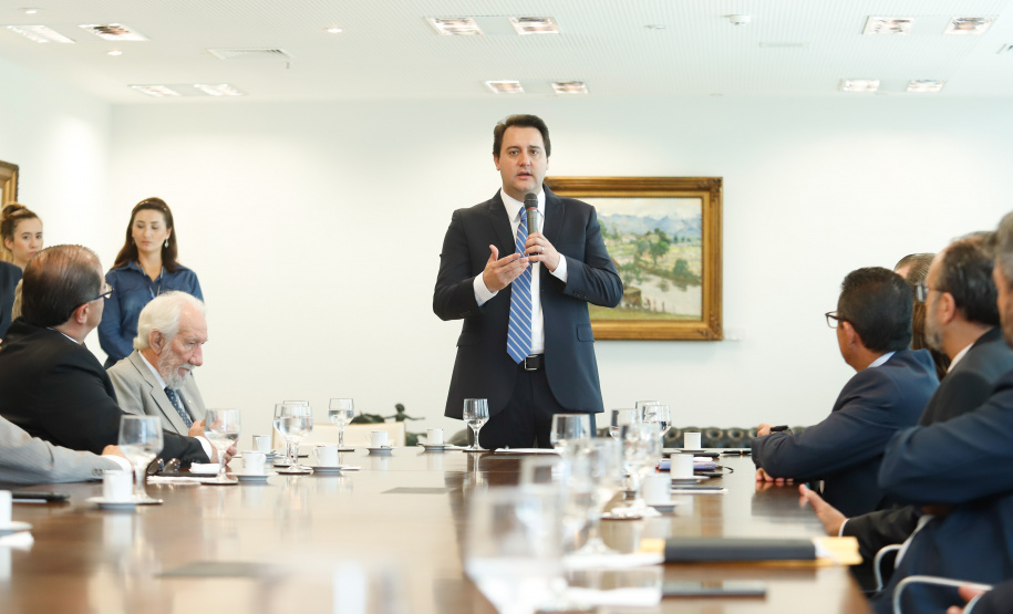 O governador Carlos Massa Ratinho Júnior assinou nesta quinta-feira (12) a autorização para nomeação de 263 professores para universidades estaduais do Paraná. São profissionais de diversas áreas acadêmicas aprovados em concursos públicos realizados em anos anteriores e que ainda não haviam sido chamados.