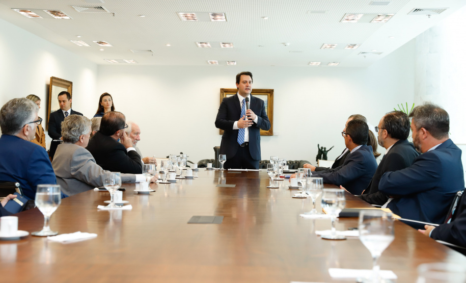 O governador Carlos Massa Ratinho Júnior assinou nesta quinta-feira (12) a autorização para nomeação de 263 professores para universidades estaduais do Paraná. São profissionais de diversas áreas acadêmicas aprovados em concursos públicos realizados em anos anteriores e que ainda não haviam sido chamados.