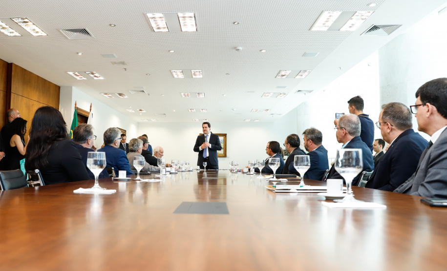 O governador Carlos Massa Ratinho Júnior assinou nesta quinta-feira (12) a autorização para nomeação de 263 professores para universidades estaduais do Paraná. São profissionais de diversas áreas acadêmicas aprovados em concursos públicos realizados em anos anteriores e que ainda não haviam sido chamados.