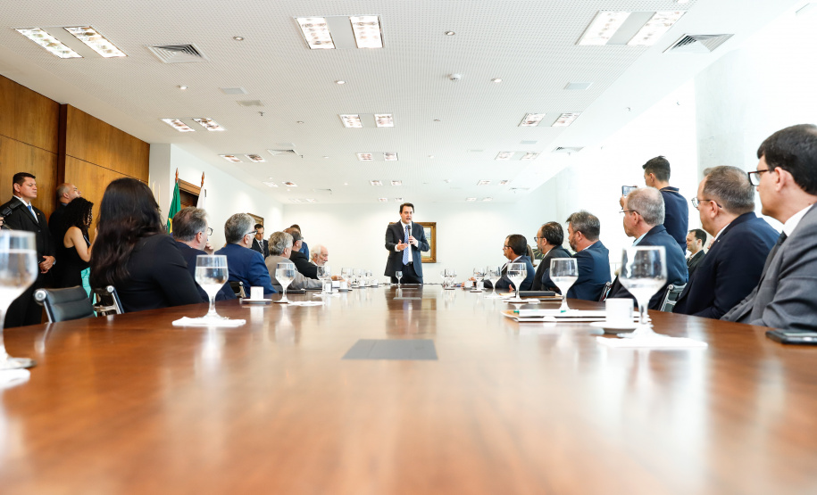 O governador Carlos Massa Ratinho Júnior assinou nesta quinta-feira (12) a autorização para nomeação de 263 professores para universidades estaduais do Paraná. São profissionais de diversas áreas acadêmicas aprovados em concursos públicos realizados em anos anteriores e que ainda não haviam sido chamados.