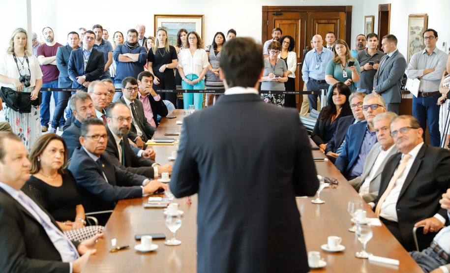 O governador Carlos Massa Ratinho Júnior assinou nesta quinta-feira (12) a autorização para nomeação de 263 professores para universidades estaduais do Paraná. São profissionais de diversas áreas acadêmicas aprovados em concursos públicos realizados em anos anteriores e que ainda não haviam sido chamados.
