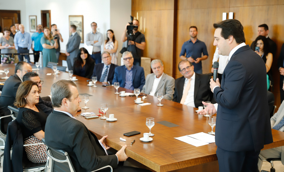 O governador Carlos Massa Ratinho Júnior assinou nesta quinta-feira (12) a autorização para nomeação de 263 professores para universidades estaduais do Paraná. São profissionais de diversas áreas acadêmicas aprovados em concursos públicos realizados em anos anteriores e que ainda não haviam sido chamados.