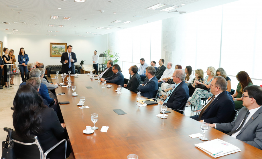 O governador Carlos Massa Ratinho Júnior assinou nesta quinta-feira (12) a autorização para nomeação de 263 professores para universidades estaduais do Paraná. São profissionais de diversas áreas acadêmicas aprovados em concursos públicos realizados em anos anteriores e que ainda não haviam sido chamados.