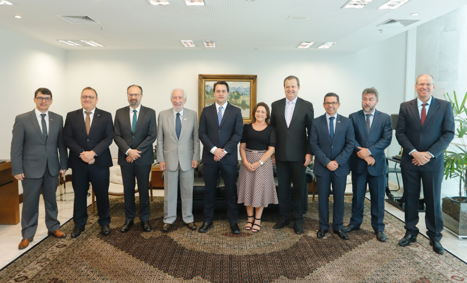 O governador Carlos Massa Ratinho Júnior assinou nesta quinta-feira (12) a autorização para nomeação de 263 professores para universidades estaduais do Paraná. São profissionais de diversas áreas acadêmicas aprovados em concursos públicos realizados em anos anteriores e que ainda não haviam sido chamados.