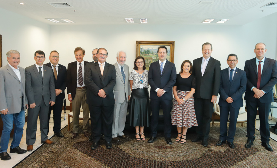 O governador Carlos Massa Ratinho Júnior assinou nesta quinta-feira (12) a autorização para nomeação de 263 professores para universidades estaduais do Paraná. São profissionais de diversas áreas acadêmicas aprovados em concursos públicos realizados em anos anteriores e que ainda não haviam sido chamados.