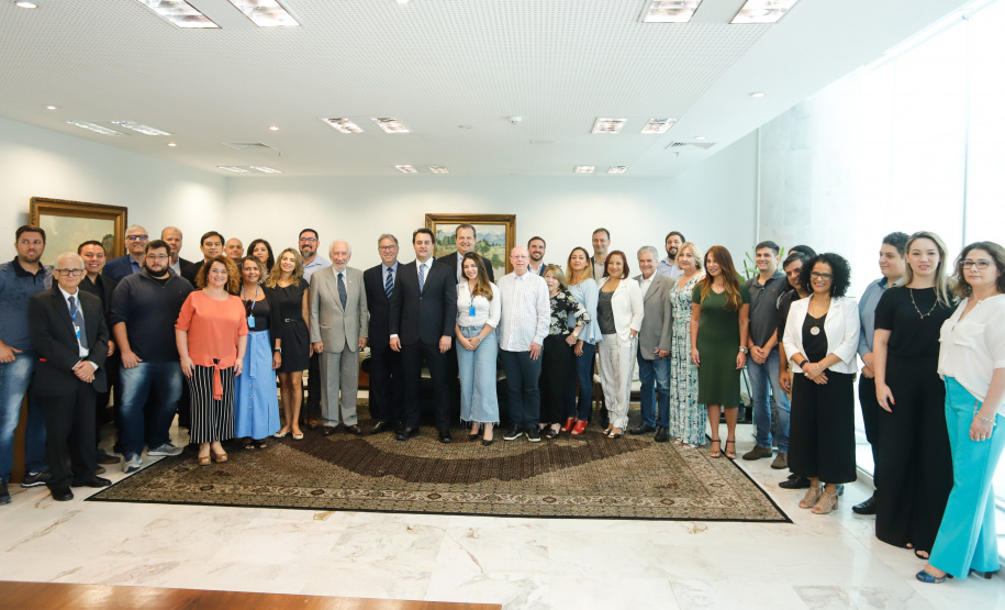 O governador Carlos Massa Ratinho Júnior assinou nesta quinta-feira (12) a autorização para nomeação de 263 professores para universidades estaduais do Paraná. São profissionais de diversas áreas acadêmicas aprovados em concursos públicos realizados em anos anteriores e que ainda não haviam sido chamados.