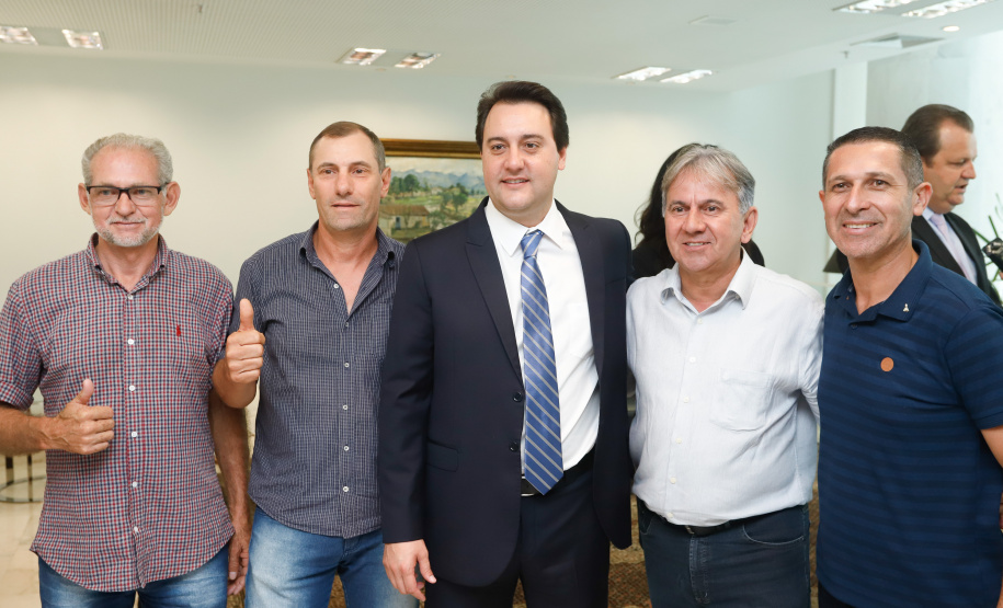 O governador Carlos Massa Ratinho Júnior assinou nesta quinta-feira (12) a autorização para nomeação de 263 professores para universidades estaduais do Paraná. São profissionais de diversas áreas acadêmicas aprovados em concursos públicos realizados em anos anteriores e que ainda não haviam sido chamados.