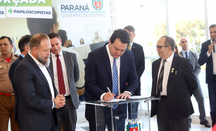 O governador Carlos Massa Ratinho Junior formaliza nesta quinta-feira (12) a convocação de aprovados do concurso de 2018 de escrivães da Polícia Civil do Paraná.
Curitiba, 12-03-20.
Foto: Arnaldo Alves / AEN.