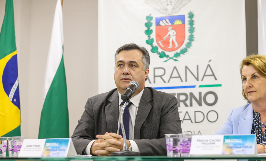 O secretário de Estado da Saúde, Beto Preto, e a secretária municipal de Saúde de Curitiba, Márcia Huçulak, apresentam em entrevista coletiva os números e informações sobre os casos em investigação do coronavírus (Covid-19), nesta quinta-feira (12) na Secretaria de Estado da Saúde. 12/03/2020 - Foto: Geraldo Bubniak/AEN