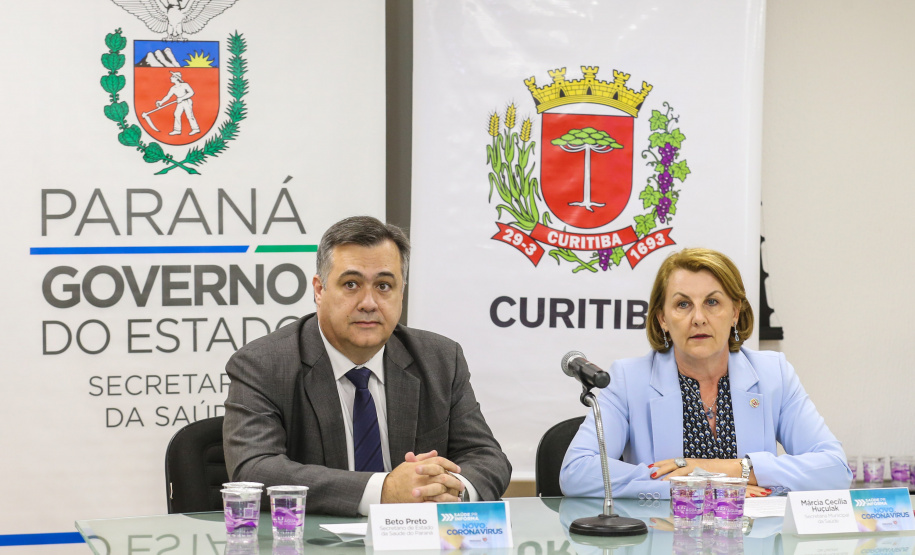 O secretário de Estado da Saúde, Beto Preto, e a secretária municipal de Saúde de Curitiba, Márcia Huçulak, apresentam em entrevista coletiva os números e informações sobre os casos em investigação do coronavírus (Covid-19), nesta quinta-feira (12) na Secretaria de Estado da Saúde.  12/03/2020  -  Foto: Geraldo Bubniak/AEN