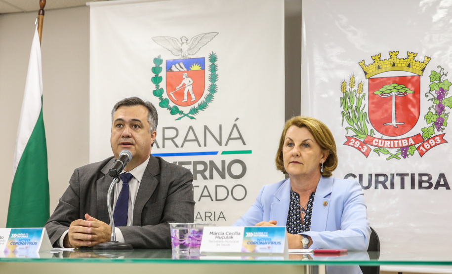 O secretário de Estado da Saúde, Beto Preto, e a secretária municipal de Saúde de Curitiba, Márcia Huçulak, apresentam em entrevista coletiva os números e informações sobre os casos em investigação do coronavírus (Covid-19), nesta quinta-feira (12) na Secretaria de Estado da Saúde.  12/03/2020  -  Foto: Geraldo Bubniak/AEN