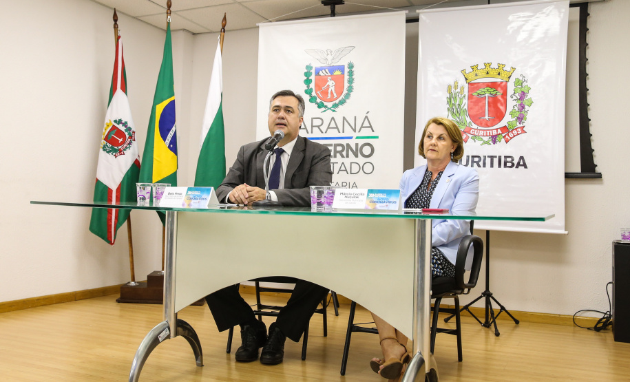 O secretário de Estado da Saúde, Beto Preto, e a secretária municipal de Saúde de Curitiba, Márcia Huçulak, apresentam em entrevista coletiva os números e informações sobre os casos em investigação do coronavírus (Covid-19), nesta quinta-feira (12) na Secretaria de Estado da Saúde.  12/03/2020  -  Foto: Geraldo Bubniak/AEN