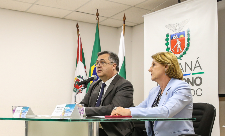 O secretário de Estado da Saúde, Beto Preto, e a secretária municipal de Saúde de Curitiba, Márcia Huçulak, apresentam em entrevista coletiva os números e informações sobre os casos em investigação do coronavírus (Covid-19), nesta quinta-feira (12) na Secretaria de Estado da Saúde.  12/03/2020  -  Foto: Geraldo Bubniak/AEN