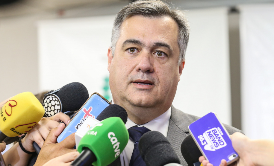 O secretário de Estado da Saúde, Beto Preto, e a secretária municipal de Saúde de Curitiba, Márcia Huçulak, apresentam em entrevista coletiva os números e informações sobre os casos em investigação do coronavírus (Covid-19), nesta quinta-feira (12) na Secretaria de Estado da Saúde.  12/03/2020  -  Foto: Geraldo Bubniak/AEN