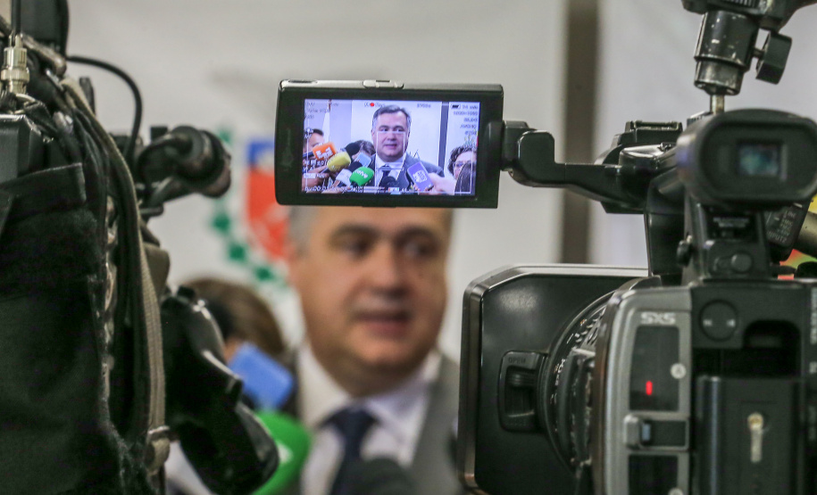 O secretário de Estado da Saúde, Beto Preto, e a secretária municipal de Saúde de Curitiba, Márcia Huçulak, apresentam em entrevista coletiva os números e informações sobre os casos em investigação do coronavírus (Covid-19), nesta quinta-feira (12) na Secretaria de Estado da Saúde.  12/03/2020  -  Foto: Geraldo Bubniak/AEN