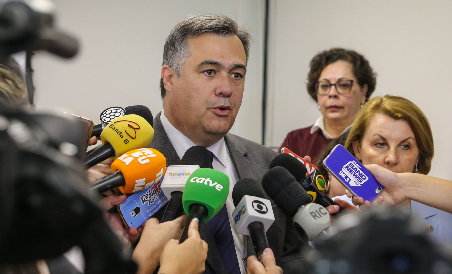 O secretário de Estado da Saúde, Beto Preto, e a secretária municipal de Saúde de Curitiba, Márcia Huçulak, apresentam em entrevista coletiva os números e informações sobre os casos em investigação do coronavírus (Covid-19), nesta quinta-feira (12) na Secretaria de Estado da Saúde.  12/03/2020  -  Foto: Geraldo Bubniak/AEN