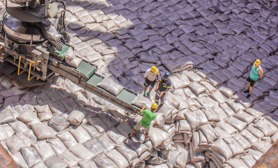 Ainda sem sentir os reflexos do “efeito econômico” do novo coronavírus, terminais paranaenses fecham o segundo mês do ano com leve alta na movimentação geral.
Foto: Claudio Neves/APPA