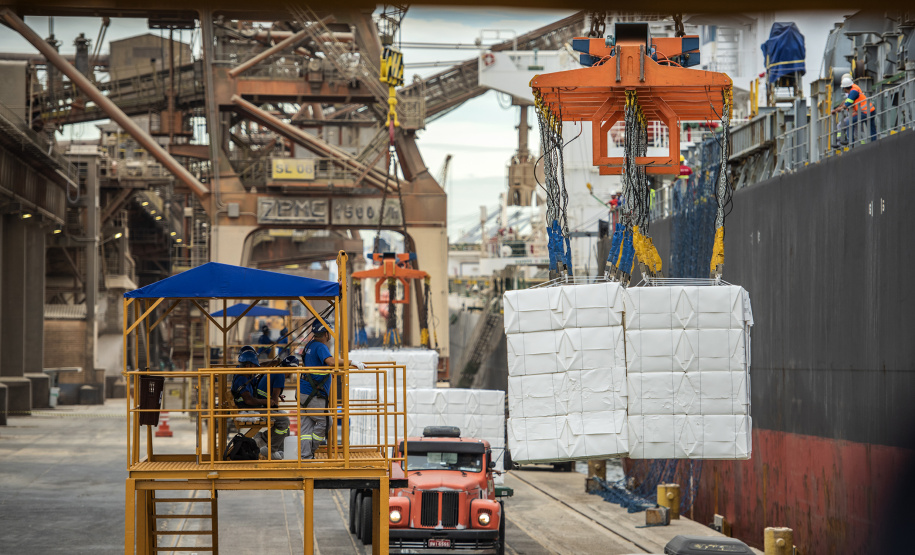 Ainda sem sentir os reflexos do “efeito econômico” do novo coronavírus, terminais paranaenses fecham o segundo mês do ano com leve alta na movimentação geral.
Foto: Claudio Neves/APPA