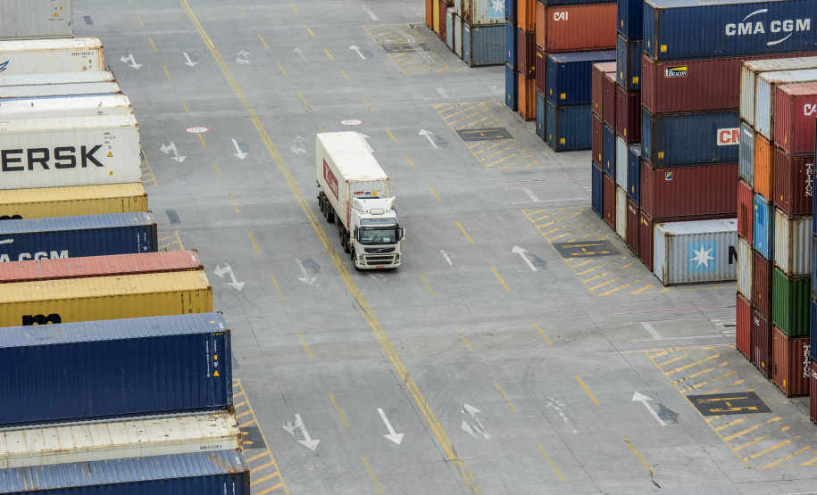 Ainda sem sentir os reflexos do “efeito econômico” do novo coronavírus, terminais paranaenses fecham o segundo mês do ano com leve alta na movimentação geral.
Foto: Claudio Neves/APPA