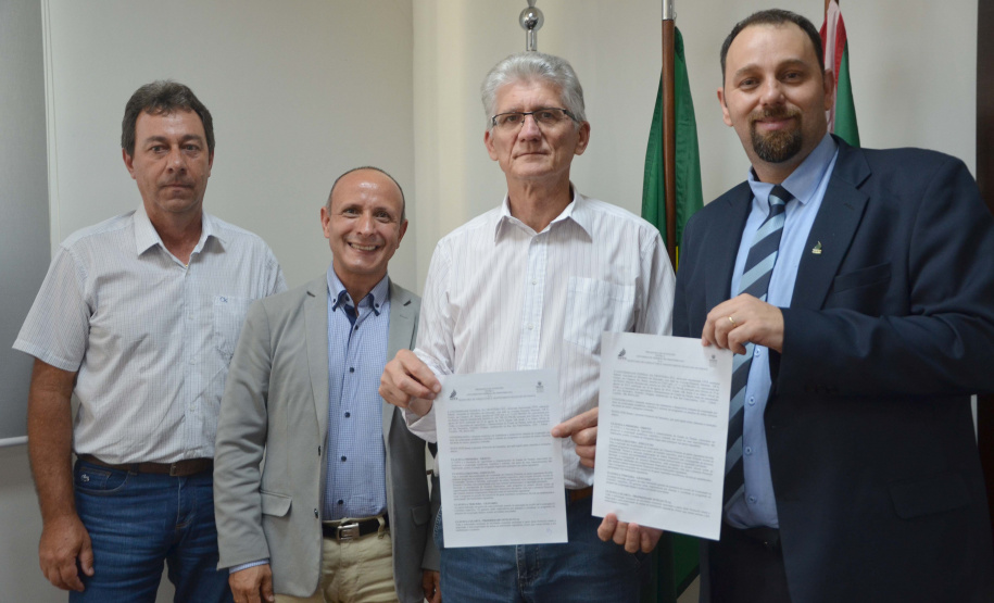 A Secretaria de Estado da Agricultura e do Abastecimento e a Universidade Federal da Fronteira Sul (UFFS) vão iniciar atividades em conjunto neste ano. O reitor Marcelo Recktenvald e o diretor do câmpus de Laranjeiras do Sul, Martinho Machado Junior, assinaram nesta quarta-feira (11) com o secretário estadual da Agricultura e do Abastecimento, Norberto Ortigara, e com o chefe do Núcleo Regional da Secretaria em Laranjeiras do Sul, Valter Rodacki, um protocolo de intenções.Foto:SEAB
