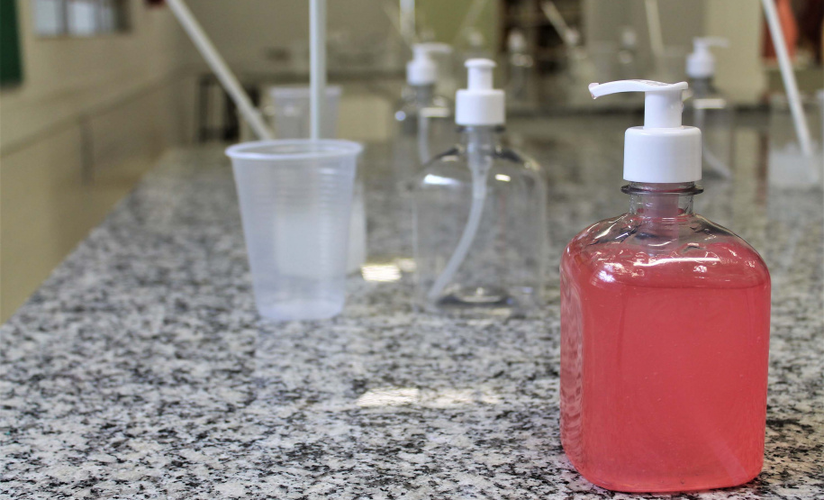 O surto do novo coronavírus acendeu um alerta nas escolas estaduais do Paraná quanto à prevenção da doença. Além das tradicionais orientações de higiene, cartazes informativos e rodas de conversa, as instituições de ensino conseguem conscientizar os estudantes por meio do conteúdo abordado nas aulas. Foto:Silvio Turra/SEED